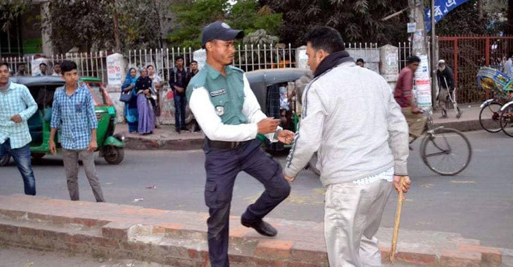 খিলগাঁওয়ে ট্রাফিক পুলিশকে মারধরের অভিযোগে চিকিৎসক আটক