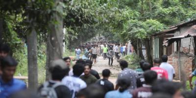 হামলার ফেসবুক লাইভ করায় ছাত্রীদের ‘ধর্ষণের’ হুমকি